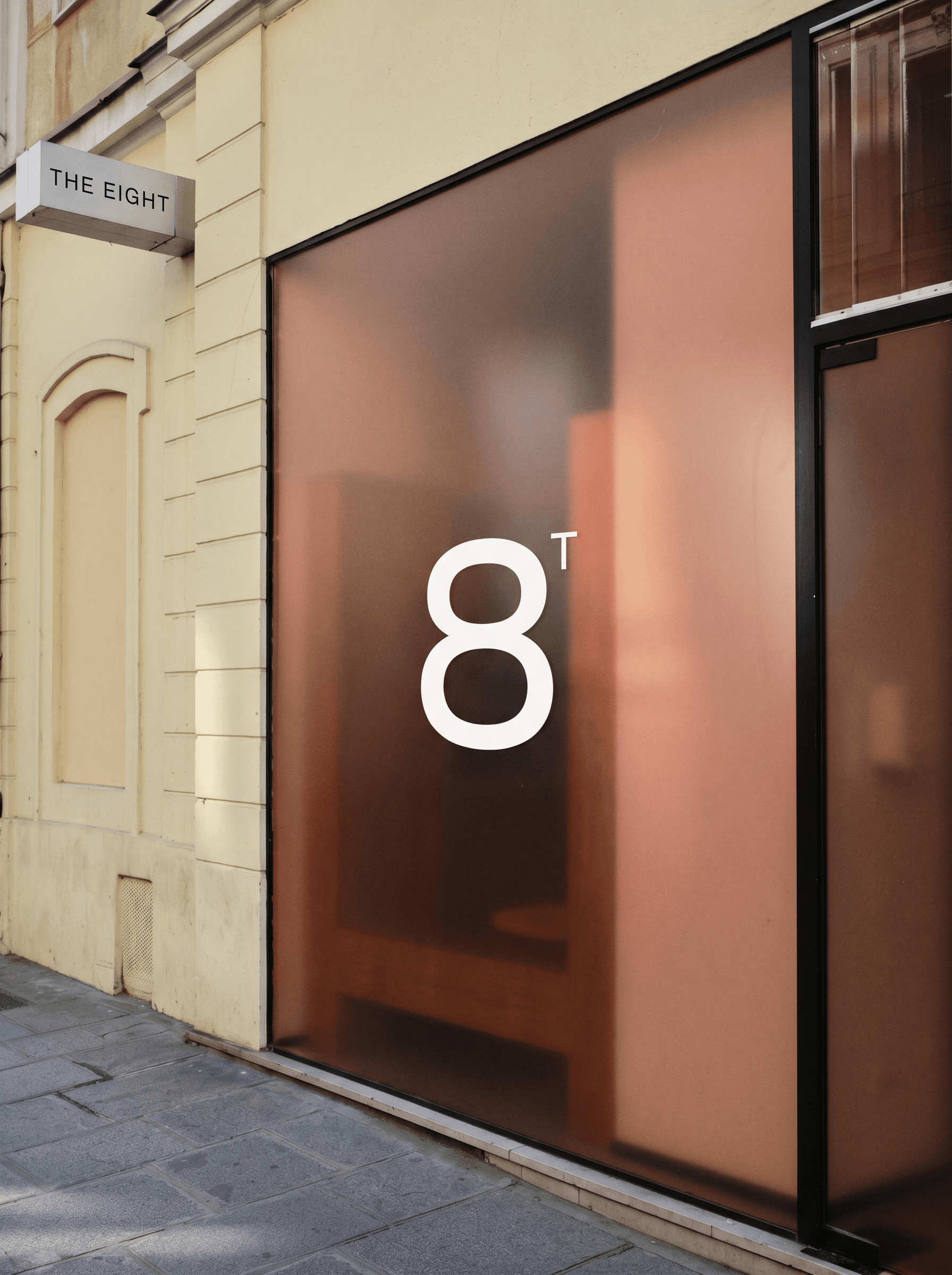 La devanture THE EIGHT — 14 rue Léonard de Vinci, Paris XVIᵉ